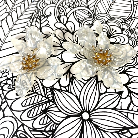 White pearled acrylic rhinestone flower earrings Cocktail party perfect - Picture 5 of 7